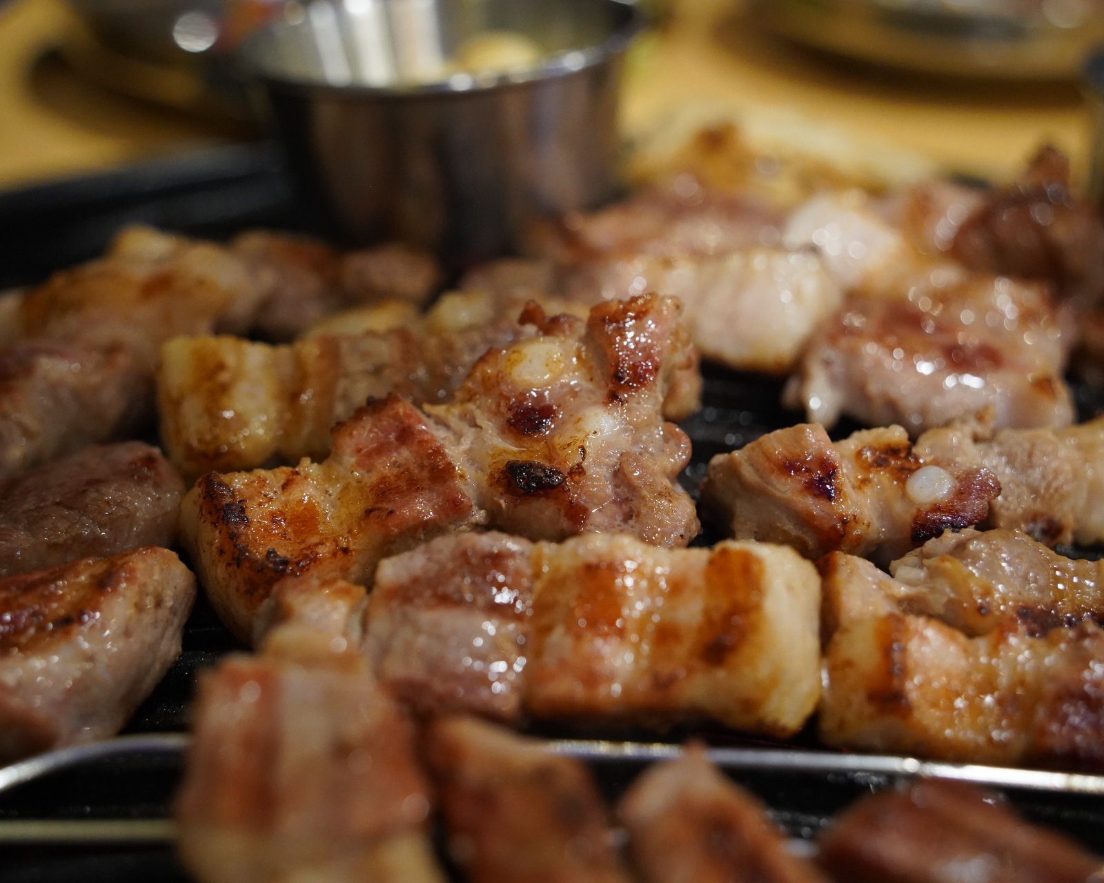 鉄板で焼き上がったサムギョプサル